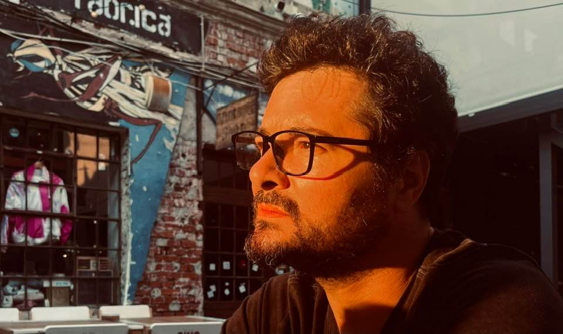 „Un oraș se cunoaște cu adevărat dimineața, devreme, când oamenii nu au ieșit încă pe străzi” - interviu cu Mihai Radu