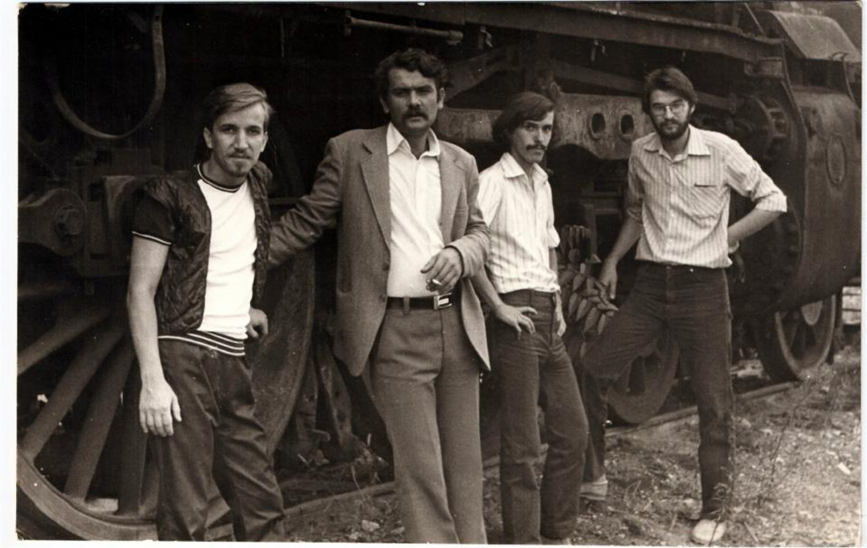 Multe glasuri și câteva încăperi - despre Bucureștiul generației '80