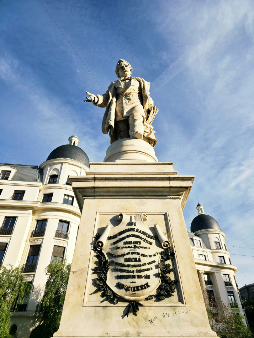 Statuia Ion Heliade Rădulescu